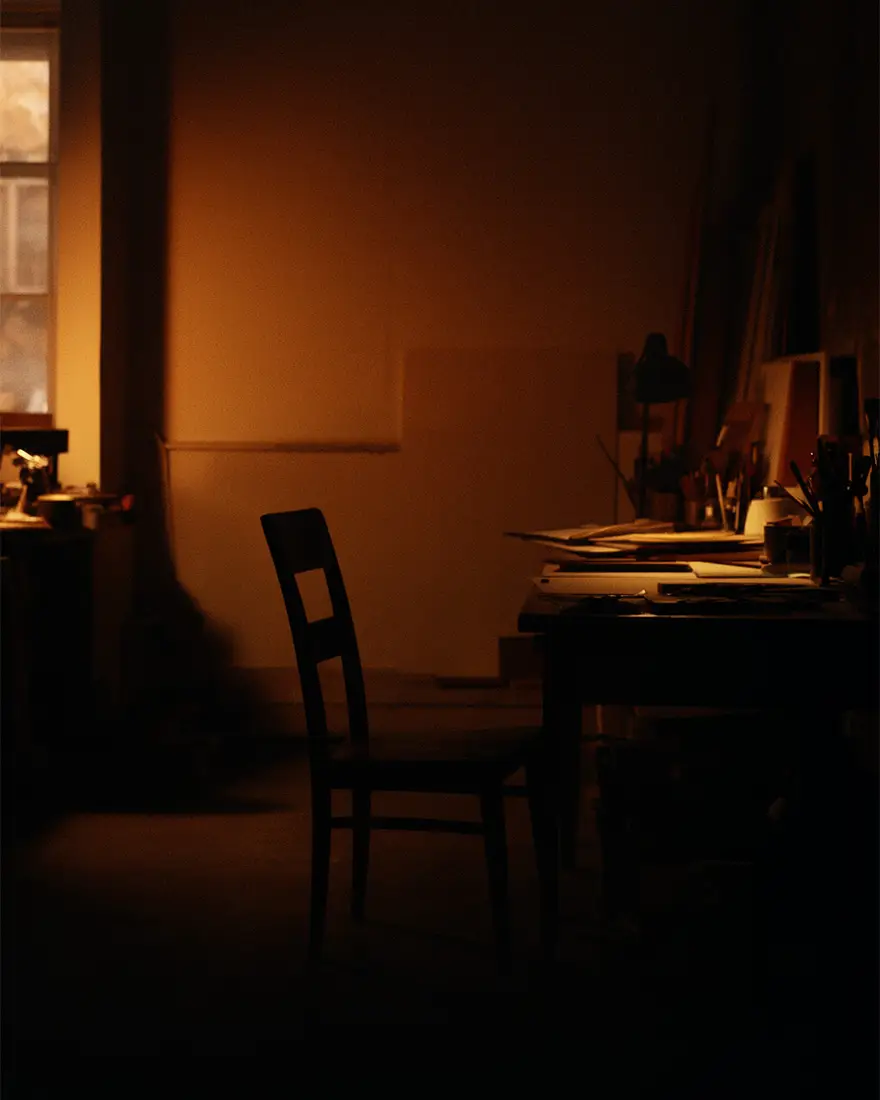 De studio, warm avondlicht in het atelier